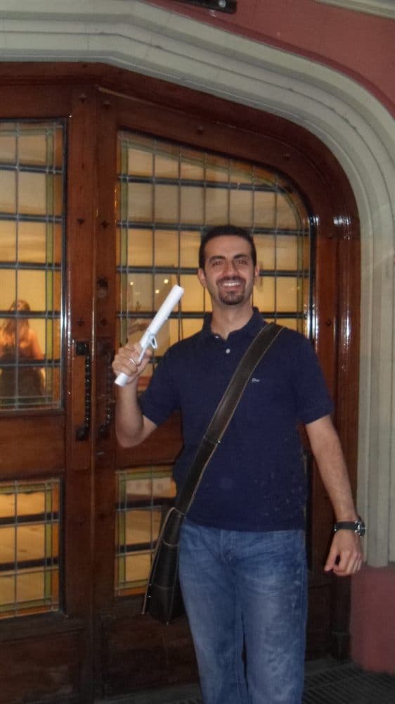 Fabián Canoni con diploma tras una certificación