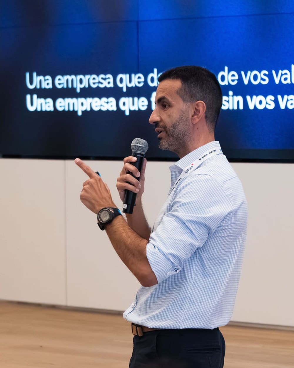 Fabián Canoni hablando con micrófono en una presentación
