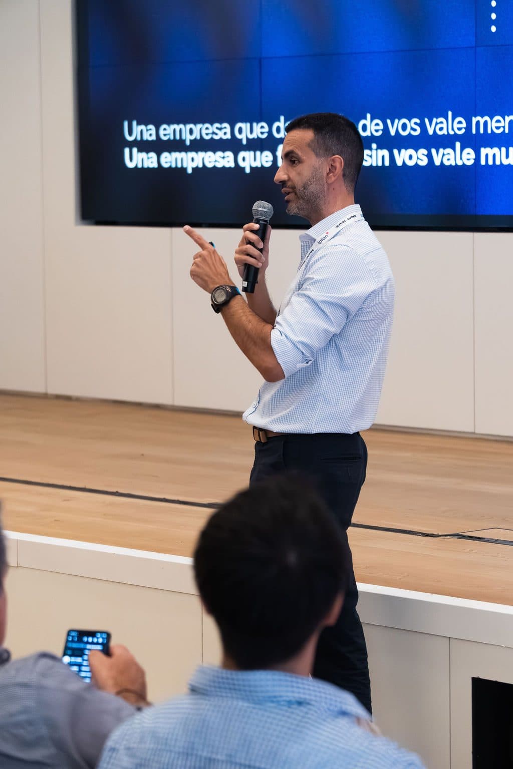 Fabián Canoni enfatizando un punto durante una presentación