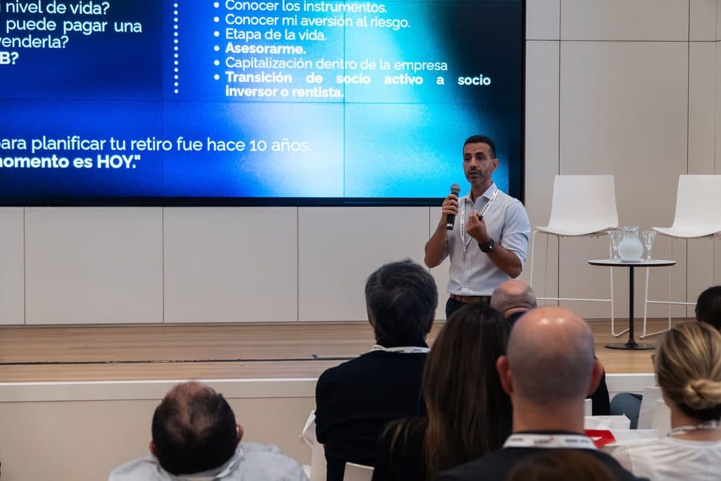 Fabián Canoni presentando sobre planificación financiera